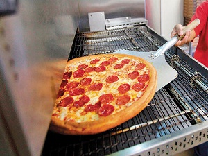 Hileli sucuğu pizza ile vatandaşa yediriyorlar