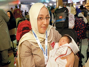 Yirmi günlük Betül bebek hac kafilesinde