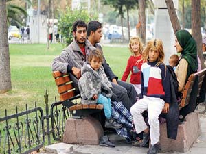 Evsiz Suriyeliler kışı parklarda ve duraklarda karşıladı