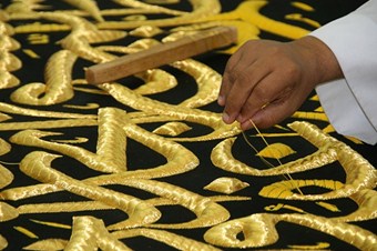 Kabe örtüsü ilmek ilmek dokunuyor