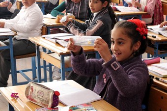 Öğrencilere kırtasiye malzemesi dağıtıldı