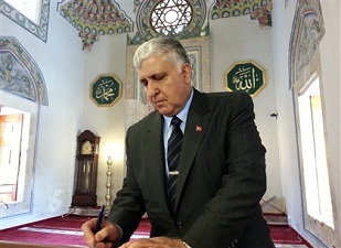 Necdet Özel: Cemaati bol olsun