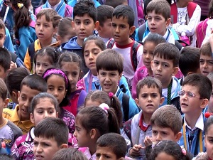 Okul kıyafetinde karar velinin