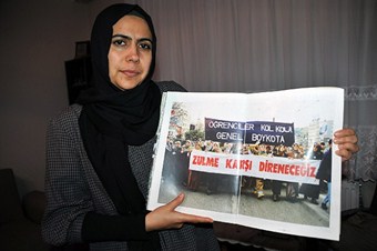 Başörtüsü mağduru öğretmen 14 yıl sonra mesleğine döndü