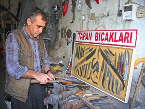 Bıçaklar kurban için bileniyor