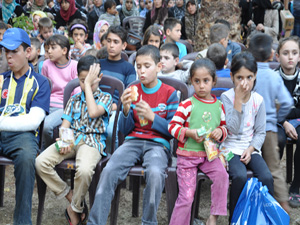 Suriyeli yetimlere bayramlık