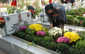 Şehit aileleri, bayram öncesi şehitliklere akın etti