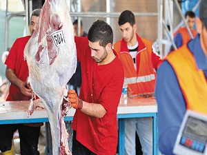 Vatandaş kavurma yiyip kurban kesimini bekledi