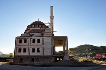 Atık kağıtları satarak cami yaptırıyorlar