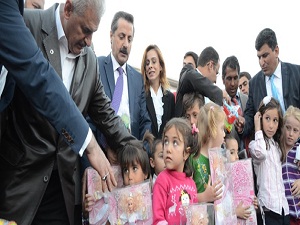 Bakanlar Suriyeli çocuklara oyuncak dağıttı