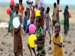 Balonu şeker sanıp yemeye çalıştılar