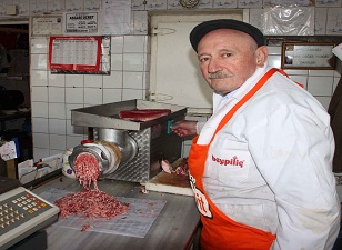 Kasaplar kıyma çektirme mesaisi yapıyor