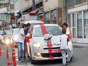 Bahşişçi çocuklardan kurtulamayan damat, 155’i arayıp yardım istedi