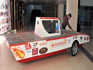 Üniversite öğrencilerinden güneş enerjili oto