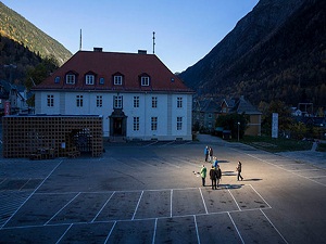 Güneşi aynada gören kasaba