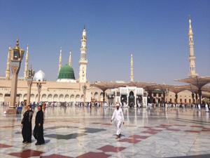 Hacılar, Peygamber Efendimizi (asm) ziyaret ediyor