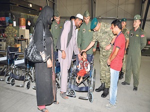 TSK, yurtdışında tekerlekli sandalye ve kurban eti dağıttı