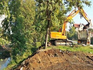 Sapanca Gölü'nü besleyen dereden 15 kamyon atık çıktı