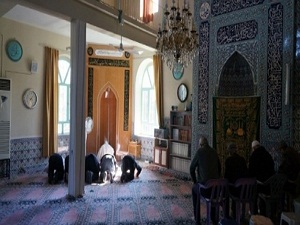 Yeni imam farketti! 42 yıllık cami yıkılacak!