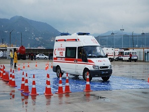 Ambulans sürücüleri kaygan zeminde eğitim aldı
