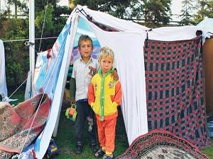 Mültecilere dilenci muamelesi yapmayın