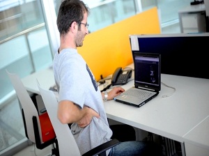 Belinizin ağrımaması için düz destekli sandalyeye oturun