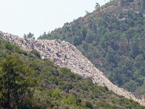 Bodrum'da 'çöp dağı' oluştu