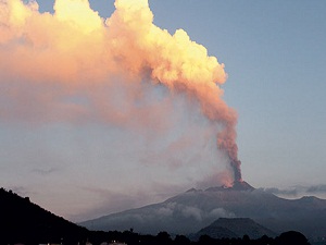 Etna yine uyandı, lav püskürtüyor