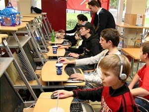 Çocuğu sokakta koruduğunuz gibi İnternette de koruyun