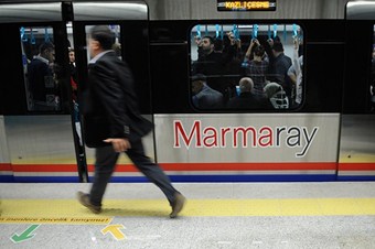 Marmaray'daki yoğunluk seferleri aksattı