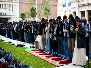 Yağmur altında cuma namazı
