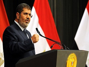 Mursi ilk gününü Kur'an okuyarak geçirdi