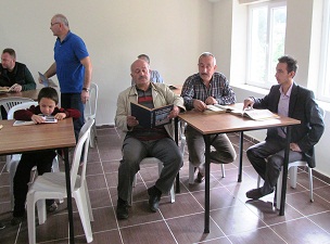 Köylüler eskiyen okullarını kültür merkezine çevirdi