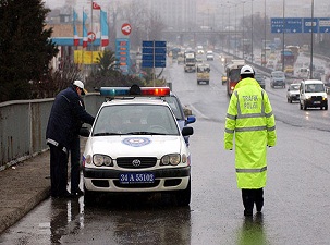 Trafik polisini gören, sosyal medyada sürücüleri uyarıyor