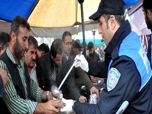 Polis Bin 500 vatandaşa aşure dağıttı