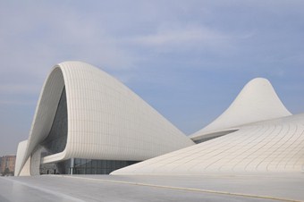 Haydar Aliyev Kültür Merkezi mimarisiyle göz dolduruyor