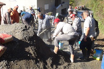 Devlet-millet iş birliği ile yollara beton döküyorlar