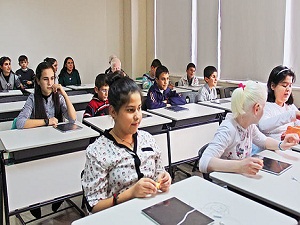 Görme engelli çocuklara üniversitede dil eğitimi