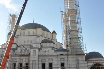 Nur Camii minarelerinin külahı takıldı
