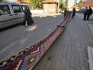 Dünyanın en uzun kilimi rekor peşinde