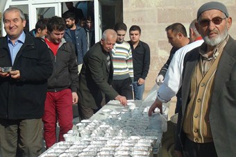 Cuma namazı çıkışında aşure dağıtıldı