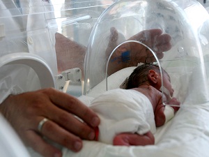 Doğar doğmaz bebeğe şekerli su vermeyin