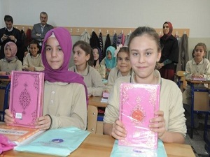 İmam-hatiplilere Kur’an-ı Kerim Hediye Edildi