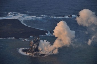 Japonya'da volkanik patlama yeni bir ada açığa çıkardı