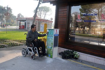 İki tane tekerlekli sandalye şarj istasyonu kuruldu