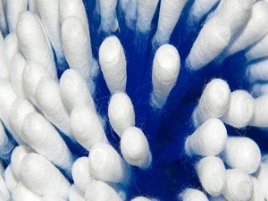 Uzmanlar Uyarıyor: Kulak Temizleme Çubuklarından Uzak Durun!