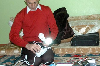 Elektrik kesintilerine kızan esnaf, elektriğini kendisi üretti