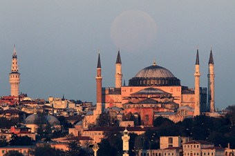 Ayasofya cemaatini bekliyor