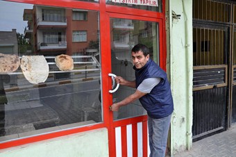 Reyhanlı'daki fırınlar Suriye ekmeğine tepki için eylem yaptı