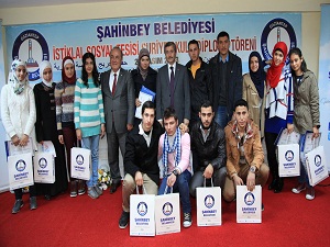 Suriyeli öğrenciler diplomalarını aldı